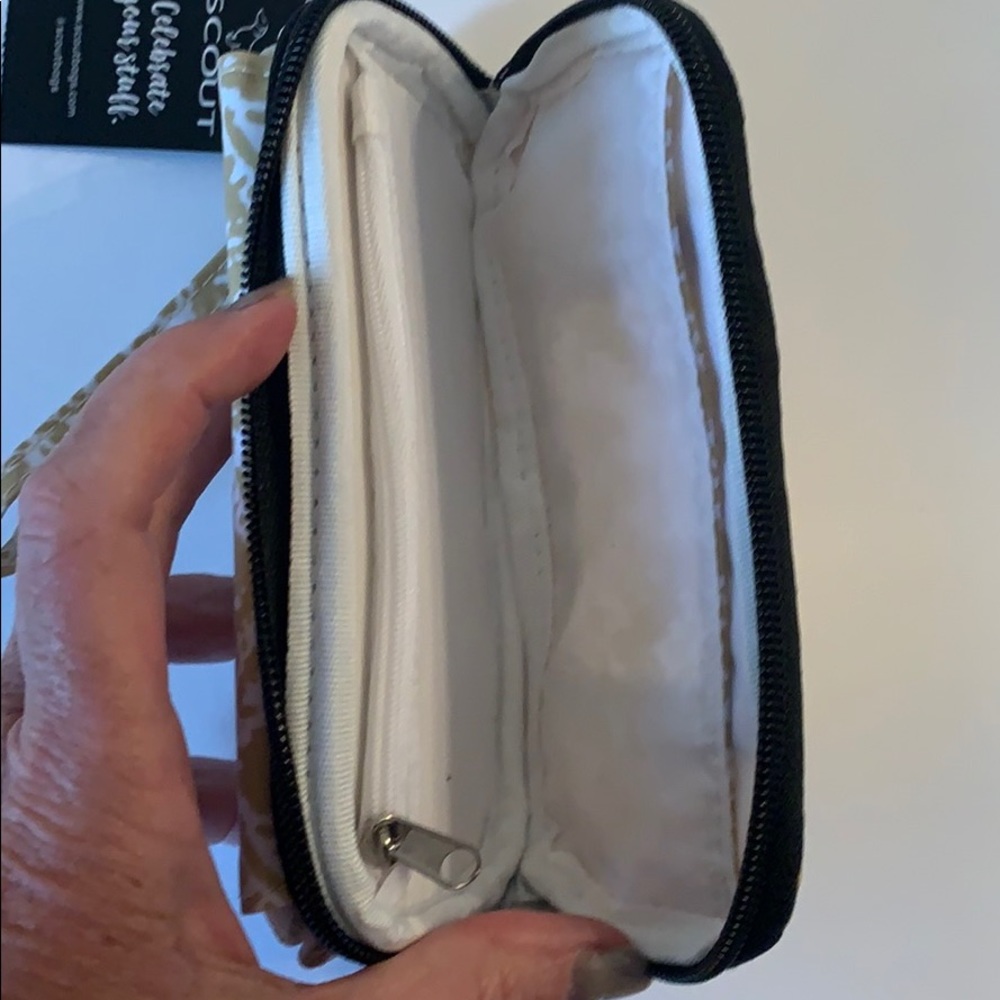 Scout wristlet perfect for phone,ID credit cards - Picture 4 of 5